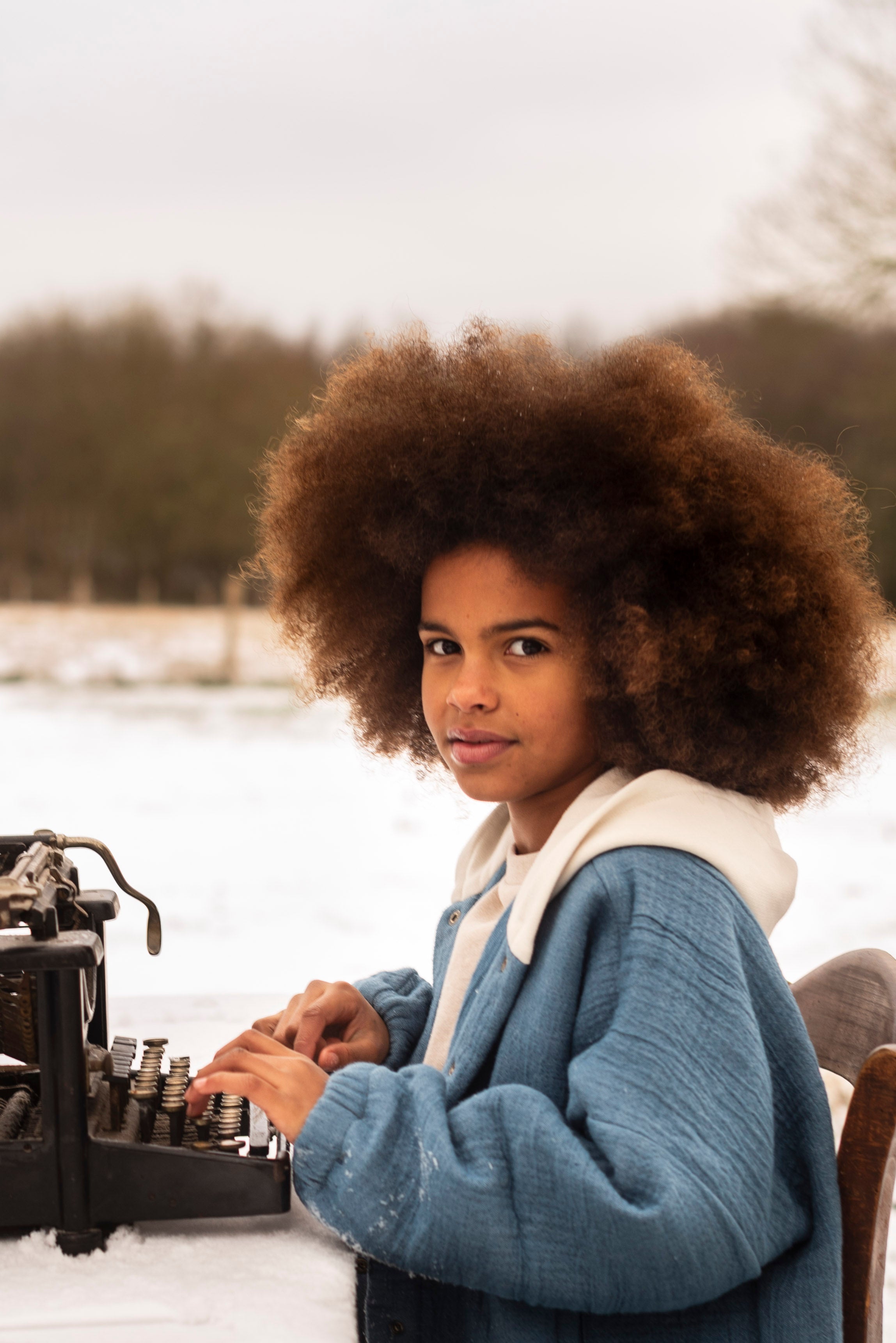 meisje achter een type machine in winter landschap nieuwe colelctie jenest